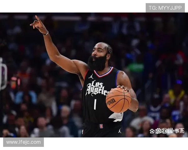 快船主场球迷手举标语詹姆斯读书会为焦点引发热议