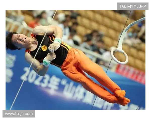 体操队展示高难度空翻动作